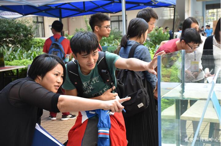 E:\广东海洋大学\水产传媒中心\新闻报道\2016.12鱼缸大赛\参赛选手与评委老师进行探讨.jpg E:\广东海洋大学\水产传媒中心\新闻报道\2016.12鱼缸大赛\参赛选手与评委老师进行探讨.jpg