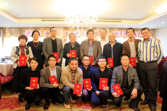 本次会议为水院分会名誉会长胡日章、吴灶和、陈海光;会长阮裕强;副会长王汝梅、陈朝文等常务理事会成员颁发了聘书.jpg 本次会议为水院分会名誉会长胡日章、吴灶和、陈海光;会长阮裕强;副会长王汝梅、陈朝文等常务理事会成员颁发了聘书.jpg