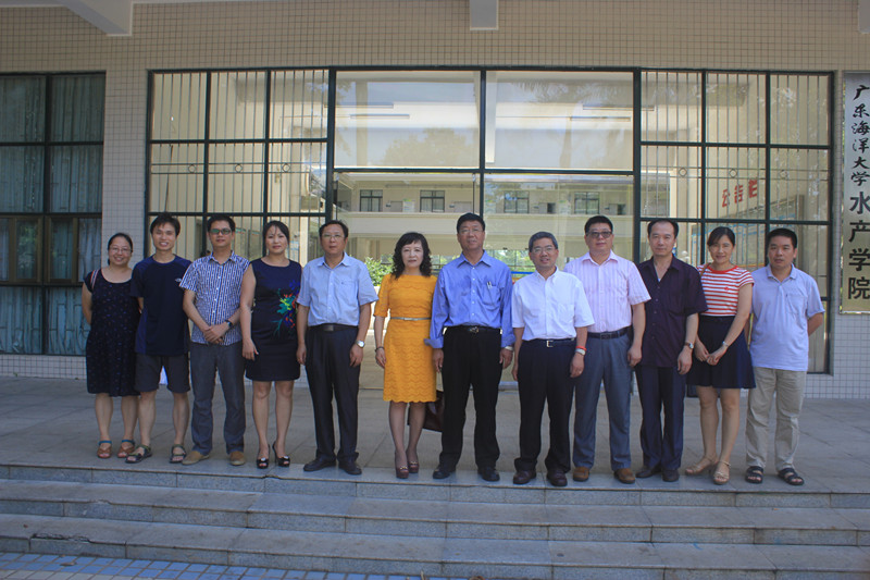 与学院老师合影.jpg